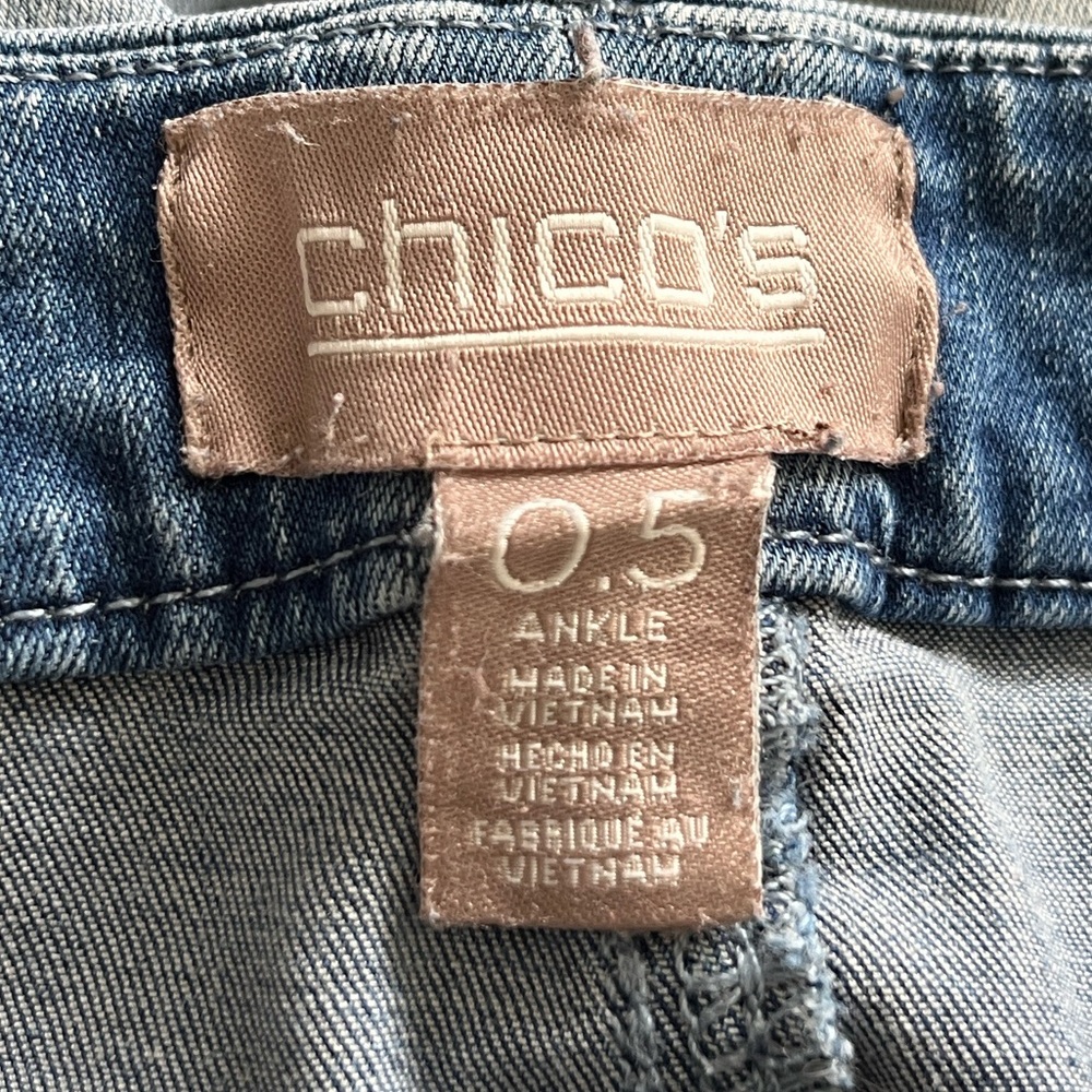 CHICOS Light Blue Ankle Jeans with Floral Embroidered Leg Detail Size 6 - Picture 14 of 14
